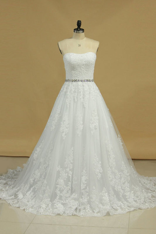 Scalloped Neck Wedding Dresses Tulle With Applique And Beads A Line