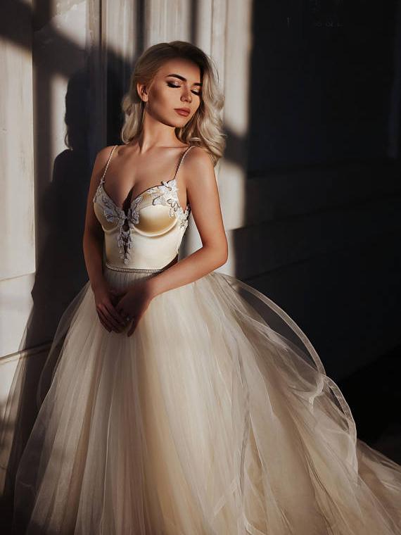 A Line Spaghetti Straps Wedding Gown Tulle Long Lace Wedding Dress