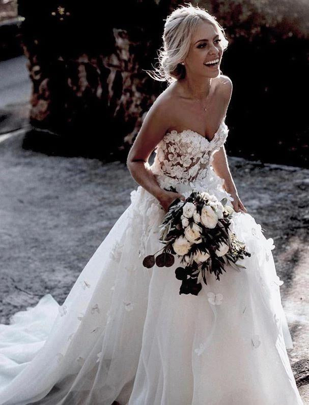 Charming Ball Gown Sweetheart Strapless 3D Flowers Tulle Off White Wedding Dresses SJS15095