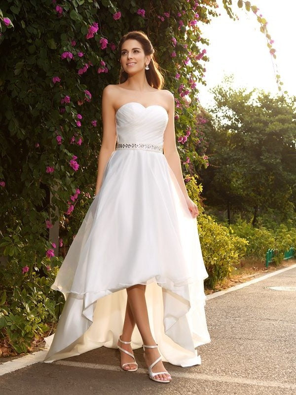 High Beading A-Line/Princess Sleeveless Low Sweetheart Organza Wedding Dresses